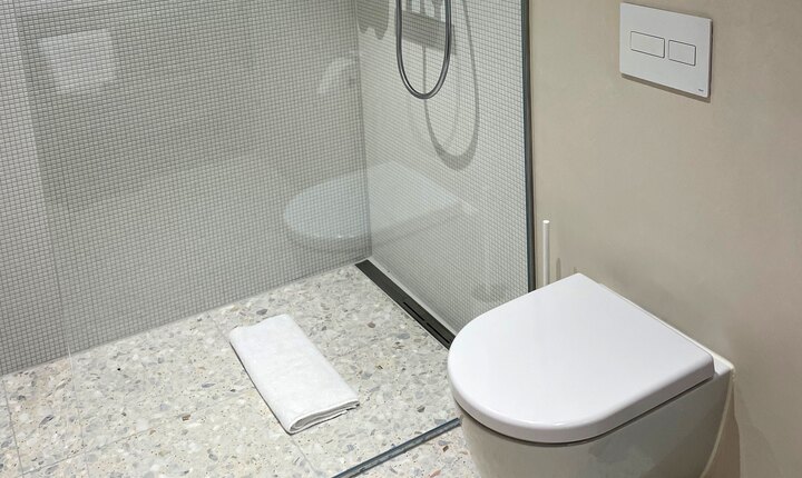 Die WC-Betätigungsplatte TECEsolid sitzt im Augustinerhof auf dem TECE WC-Modul mit integrierter Hygienespülung und sorgt zusammen mit dem Duschprofil TECEdrainprofile für Hygiene und Sauberkeit.