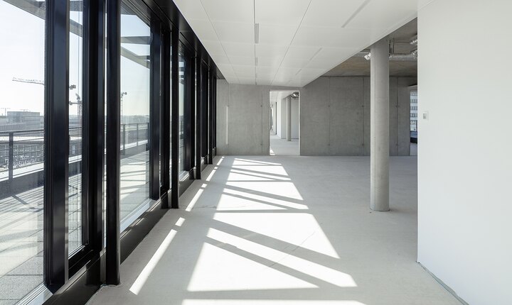 Die Architekten setzen auf Baustoffe mit haptisch ehrlichen Oberflächen wie Beton, Stahl und Glas. © Jörg Hempel Fotografie