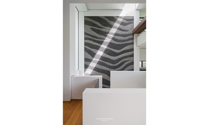 Eine Sichtbetonwand mit Zebramuster inszeniert eine Welt der kraftvollen Gegensätze. Foto: © Alexander Brenner Architects