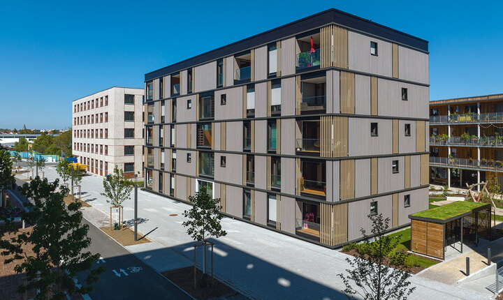 Das sogenannte „Flairwood“ im Fokus: Der Neubau fügt sich mit ganz eigener Note in die Umgebung ein. © Matthias Ibeler