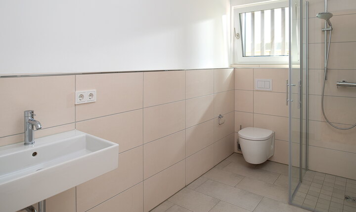 Hochwertige Ausstattung ist in den Badezimmern verbaut. Hinter der Wand des WCs steckt die Technik von TECEprofil. © Matthias Ibeler