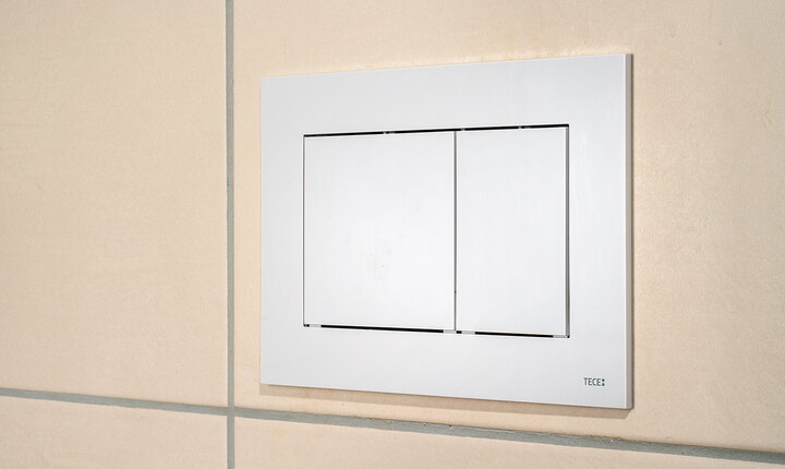 Die Betätigungsplatte TECEnow in Weiß schließt die Technik von TECE hinter der Wand nach vorn hin ab. © Matthias Ibeler