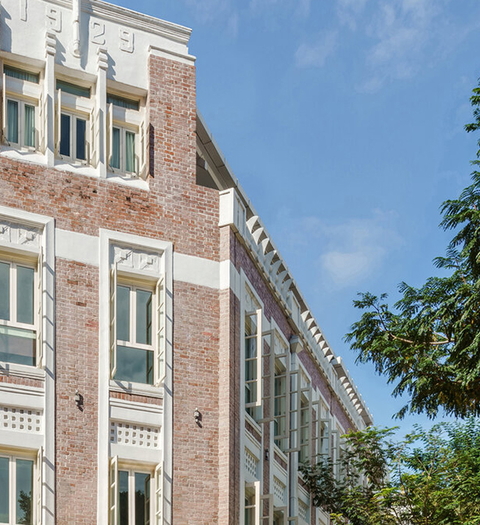 The historic exterior façade of the Maxwell Reserve Hotel impresses amidst lush tropical planting. (Published in association with Sleepifier )