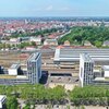 TECE Referenzen: Die neue 1&1-Zentrale in Karlsruhe unterstreicht den Anspruch Karlsruhes, ein Technologie-Standort zu sein. Beinahe futuristisch muten die bis zu 70 Meter hohen gläsernen Fassaden der Bürogebäude an, die dem Komplex einen kraftvollen und klar strukturierten Charakter verleihen.